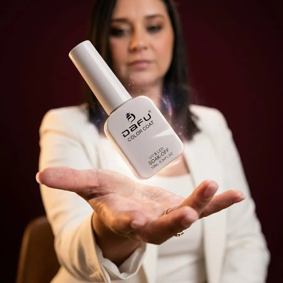 Aplicação de esmalte profissional no studio da Gral Nunes